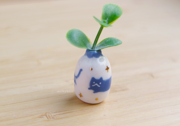 Tiny long cat vase
